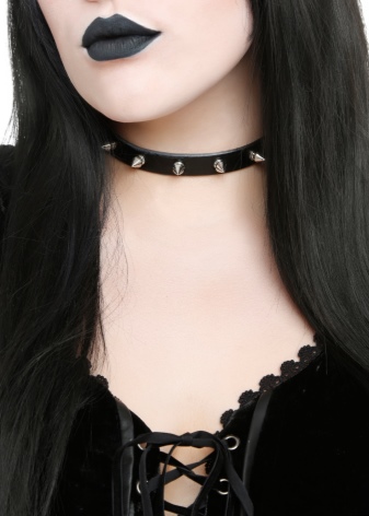 Шкіряний чокер (67 фото): модна прикраса з шкіри на шию, моделі з серцем і з шипами, з металевим декором