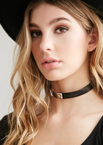 Шкіряний чокер (67 фото): модна прикраса з шкіри на шию, моделі з серцем і з шипами, з металевим декором