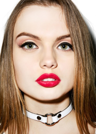 Шкіряний чокер (67 фото): модна прикраса з шкіри на шию, моделі з серцем і з шипами, з металевим декором