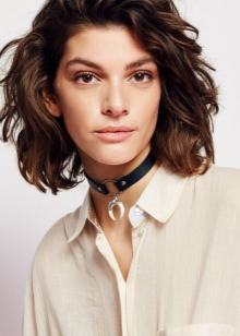 Шкіряний чокер (67 фото): модна прикраса з шкіри на шию, моделі з серцем і з шипами, з металевим декором