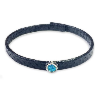 Шкіряний чокер (67 фото): модна прикраса з шкіри на шию, моделі з серцем і з шипами, з металевим декором