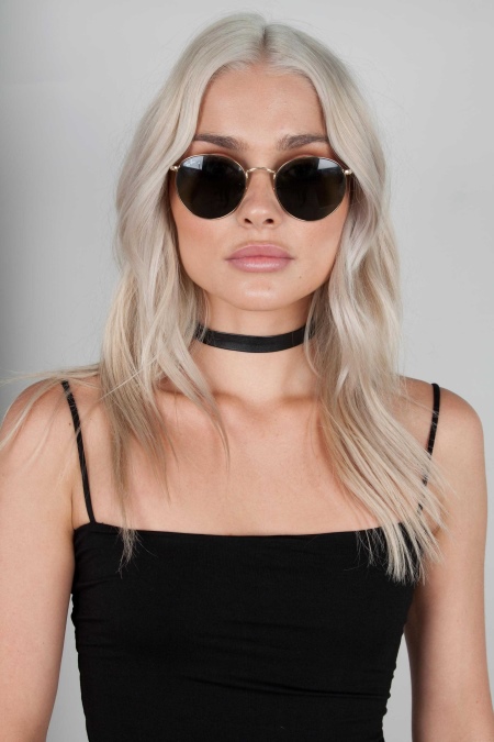 Шкіряний чокер (67 фото): модна прикраса з шкіри на шию, моделі з серцем і з шипами, з металевим декором