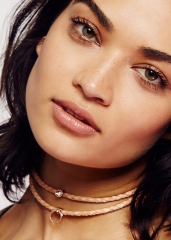 Шкіряний чокер (67 фото): модна прикраса з шкіри на шию, моделі з серцем і з шипами, з металевим декором