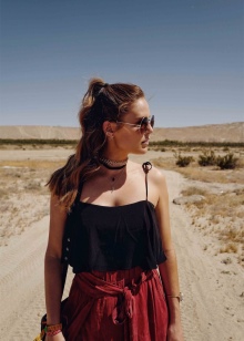 Шкіряний чокер (67 фото): модна прикраса з шкіри на шию, моделі з серцем і з шипами, з металевим декором