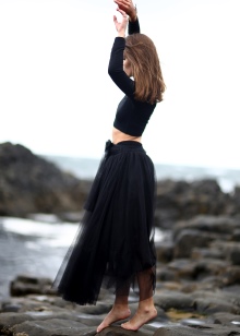 Шкіряний чокер (67 фото): модна прикраса з шкіри на шию, моделі з серцем і з шипами, з металевим декором