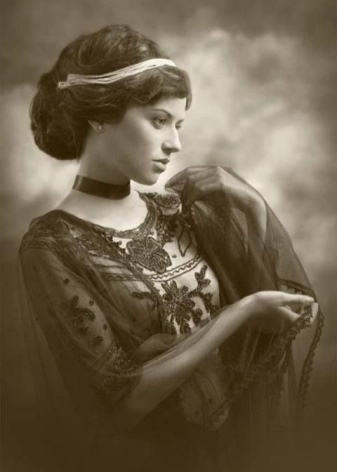 Шкіряний чокер (67 фото): модна прикраса з шкіри на шию, моделі з серцем і з шипами, з металевим декором