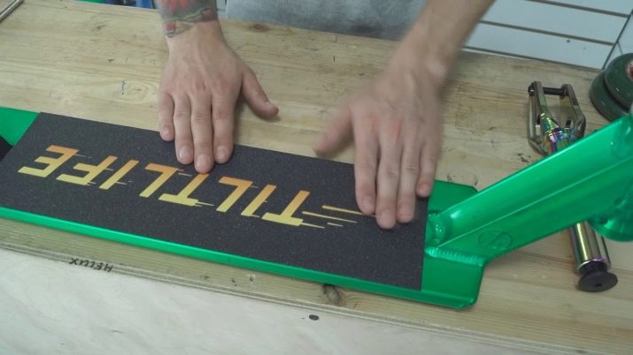 Шкурка для самоката: антиковзка наклейка на деку. Як наклеїти шкірку своїми руками?