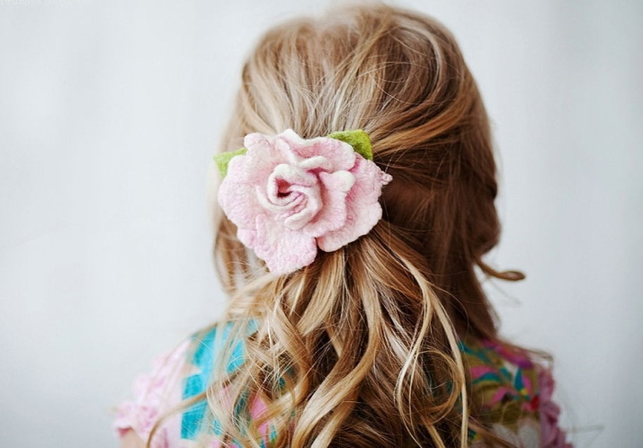Шпильки для дівчаток (54 фото): дитячі моделі для волосся в стилі канзаші і у вигляді корони для маленьких дівчаток і підлітків