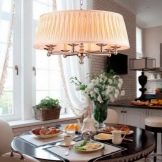 Штори на кухню-вітальню (49 фото): дизайн штор для кухні, суміщеної з вітальнею, з двома вікнами, варіанти фіранок для класичних і сучасних кухонь