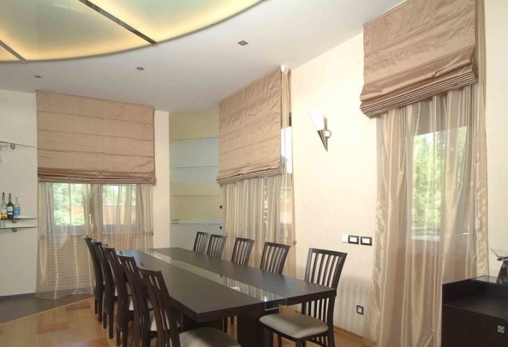 Штори на кухню-вітальню (49 фото): дизайн штор для кухні, суміщеної з вітальнею, з двома вікнами, варіанти фіранок для класичних і сучасних кухонь