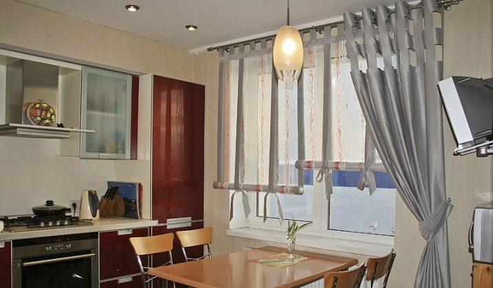 Штори на кухню-вітальню (49 фото): дизайн штор для кухні, суміщеної з вітальнею, з двома вікнами, варіанти фіранок для класичних і сучасних кухонь