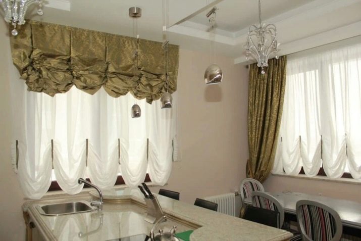 Штори на кухню-вітальню (49 фото): дизайн штор для кухні, суміщеної з вітальнею, з двома вікнами, варіанти фіранок для класичних і сучасних кухонь
