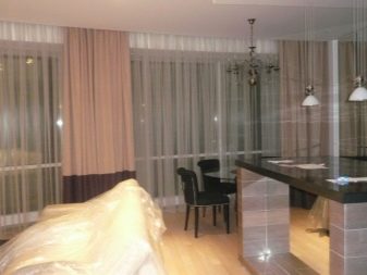 Штори на кухню-вітальню (49 фото): дизайн штор для кухні, суміщеної з вітальнею, з двома вікнами, варіанти фіранок для класичних і сучасних кухонь