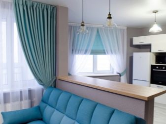 Штори на кухню-вітальню (49 фото): дизайн штор для кухні, суміщеної з вітальнею, з двома вікнами, варіанти фіранок для класичних і сучасних кухонь