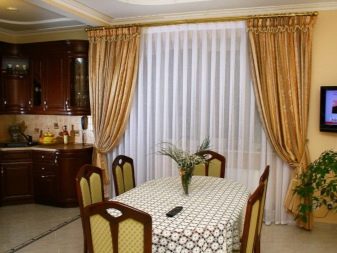 Штори на кухню-вітальню (49 фото): дизайн штор для кухні, суміщеної з вітальнею, з двома вікнами, варіанти фіранок для класичних і сучасних кухонь