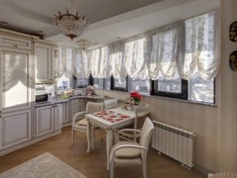 Штори на кухню-вітальню (49 фото): дизайн штор для кухні, суміщеної з вітальнею, з двома вікнами, варіанти фіранок для класичних і сучасних кухонь