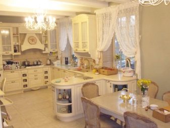 Штори на кухню-вітальню (49 фото): дизайн штор для кухні, суміщеної з вітальнею, з двома вікнами, варіанти фіранок для класичних і сучасних кухонь