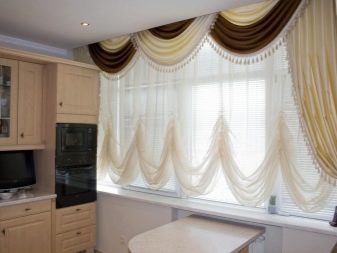 Штори на кухню-вітальню (49 фото): дизайн штор для кухні, суміщеної з вітальнею, з двома вікнами, варіанти фіранок для класичних і сучасних кухонь