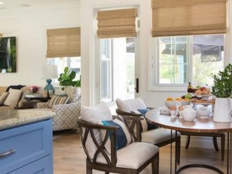 Штори на кухню-вітальню (49 фото): дизайн штор для кухні, суміщеної з вітальнею, з двома вікнами, варіанти фіранок для класичних і сучасних кухонь