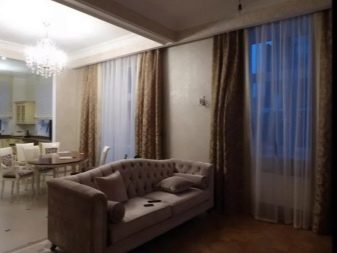 Штори на кухню-вітальню (49 фото): дизайн штор для кухні, суміщеної з вітальнею, з двома вікнами, варіанти фіранок для класичних і сучасних кухонь