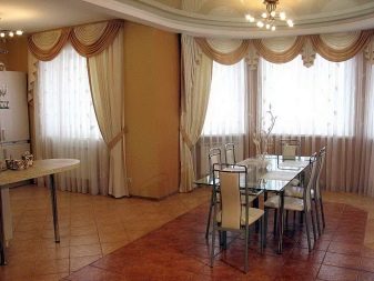 Штори на кухню-вітальню (49 фото): дизайн штор для кухні, суміщеної з вітальнею, з двома вікнами, варіанти фіранок для класичних і сучасних кухонь