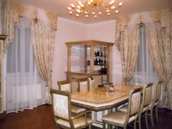 Штори на кухню-вітальню (49 фото): дизайн штор для кухні, суміщеної з вітальнею, з двома вікнами, варіанти фіранок для класичних і сучасних кухонь