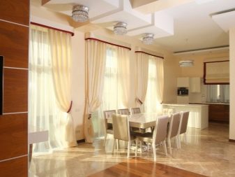 Штори на кухню-вітальню (49 фото): дизайн штор для кухні, суміщеної з вітальнею, з двома вікнами, варіанти фіранок для класичних і сучасних кухонь