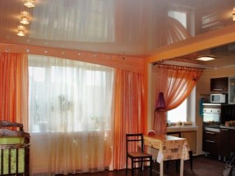 Штори на кухню-вітальню (49 фото): дизайн штор для кухні, суміщеної з вітальнею, з двома вікнами, варіанти фіранок для класичних і сучасних кухонь