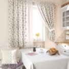 Штори на кухню-вітальню (49 фото): дизайн штор для кухні, суміщеної з вітальнею, з двома вікнами, варіанти фіранок для класичних і сучасних кухонь