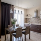 Штори на кухню-вітальню (49 фото): дизайн штор для кухні, суміщеної з вітальнею, з двома вікнами, варіанти фіранок для класичних і сучасних кухонь