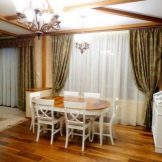 Штори на кухню-вітальню (49 фото): дизайн штор для кухні, суміщеної з вітальнею, з двома вікнами, варіанти фіранок для класичних і сучасних кухонь