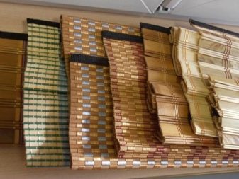 Штори на мансардні вікна (66 фото): рулонні штори в спальню мансардного типу з скошеною стелею, римські штори на вікна зі скосом і інші варіанти