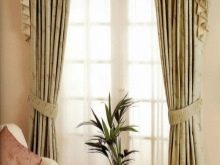 Штори у вітальню в стилі класика (52 фото): як підібрати класичні штори для інтер’єру залу? Гарні приклади дизайну