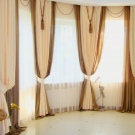 Штори у вітальню в стилі класика (52 фото): як підібрати класичні штори для інтер’єру залу? Гарні приклади дизайну