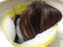 Штучні перуки (27 фото): особливості перуки з штучного волосся, догляд в домашніх умовах. Як пофарбувати і прати перуку?