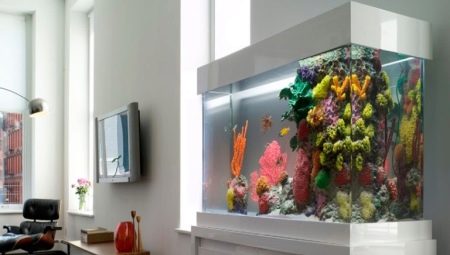 Штучний акваріум (31 фото): вибираємо декоративний акваріум з рибками, сухий акваріум в інтер’єрі