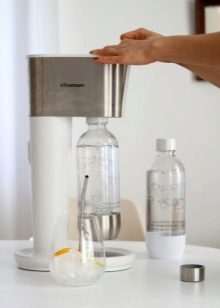 Сифон для газування води (33 фото): як користуватися пристроєм для газованої води в домашніх умовах? Як працює побутової сифон для приготування газованих напоїв?