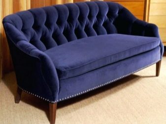 Сині дивани (73 фото): кутові і прямі. Дивани темно-синього кольору в сірому інтер’єрі і інші варіанти дизайну кімнати. Підбір подушок, штор і шпалер