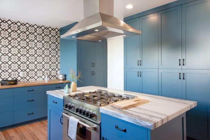 Сині кухні (100 фото): кухонний гарнітур темно-синього кольору та інших відтінків в інтер’єрі кухні. Шпалери яких тонів впишуться в дизайн синьої кухні?