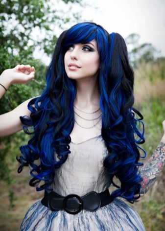 Сині волосся (70 фото): темно-синій колір для дівчат, фарбування на коротке каре і довгі локони, сіро-синій і яскраво-синій відтінки