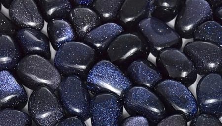 Синій авантюрин (23 фото): магічні та інші властивості каменю. Кому підходить? Чому синій авантюрин носить назву «Ніч Каїру»? Як відрізнити натуральний камінь від синтетичного?