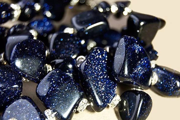 Синій авантюрин (23 фото): магічні та інші властивості каменю. Кому підходить? Чому синій авантюрин носить назву «Ніч Каїру»? Як відрізнити натуральний камінь від синтетичного?