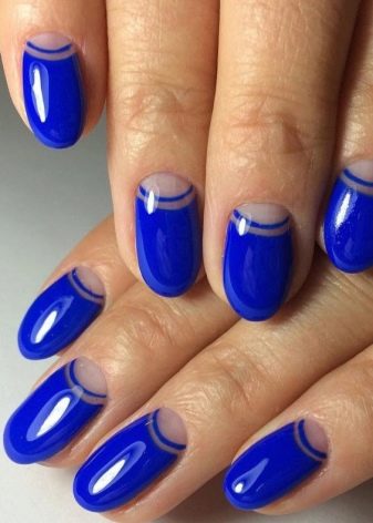 Синій френч на нігтях (51 фото): французький манікюр з малюнком і візерунком, дизайн у біло-синій гамі гель-лаком, ідеї та їх втілення