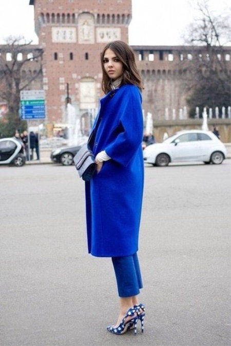 Синій плащ (60 фото): з чим носити темно-сині моделі на синтепоні, нейлонові і тонкі стьобані утеплені синього кольору
