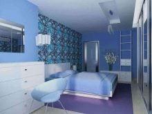 Синя спальня (84 фото): яким повинен бути тон шпалер і штор? Дизайн зі стінами білого кольору, темно-синя ліжко в інтер’єрі