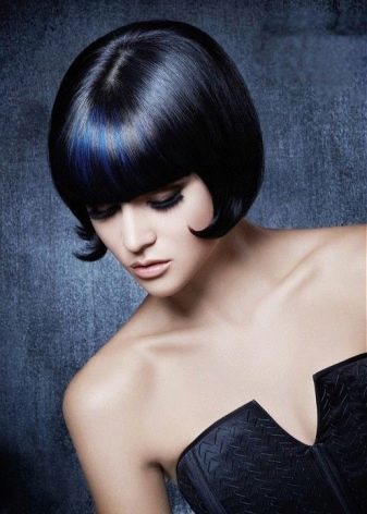 Синювато-чорний колір волосся (фото 48): кому він йде? Модно чи таке фарбування? Як виглядають локони після фарбування?