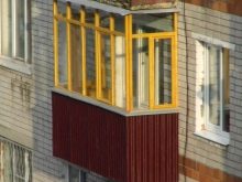 Скління балкона дерев’яними рамами: як засклити балкон деревом? Плюси і мінуси скління балкона дерев’яними склопакетами