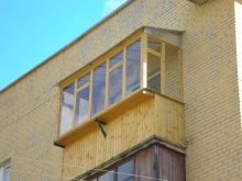 Скління балкона дерев’яними рамами: як засклити балкон деревом? Плюси і мінуси скління балкона дерев’яними склопакетами