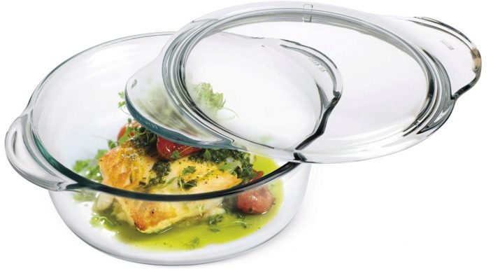 Скляний посуд для духовки: характеристика посуду для запікання з жароміцного скла. Чи можна її ставити в гарячу духовку?