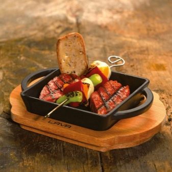 Сковорідки для подачі гарячих страв: міні-сковороди для подачі їжі на стіл, порційні моделі на дерев’яній підставці і інші варіанти
